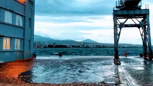 Θεσσαλονίκη: Η θάλασσα βγήκε στη… στεριά, λόγω των ισχυρών ανέμων [εικόνες]