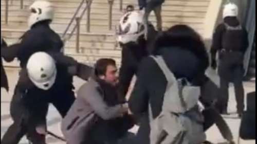 Νέα Σμύρνη: Θύελλα για τη βία των αστυνομικών και τον ξυλοδαρμό πολιτών με μεταλλικό γκλομπ [βίντεο]