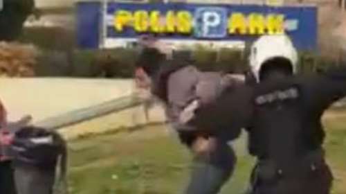 Νέα Σμύρνη: Τα τρία βίντεο και η μαρτυρία που εκθέτουν την ΕΛ.ΑΣ. για τον ξυλοδαρμό πολίτη με γκλομπ - Διατάχθηκε ΕΔΕ