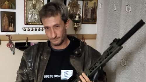 &quot;Να πάνε να ψοφήσουν&quot;: Επιθέσεις μίσους και απίστευτα fake news από τον &quot;συνταγματάρχη των Θεματοφυλάκων&quot; [Βίντεο]