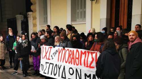 Η απρόσμενη συνάντηση της Μαρέβας Μητσοτάκη με διαμαρτυρόμενους καλλιτέχνες- Φώναζαν συνθήματα κατά της κυβέρνησης