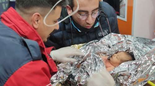 Η μόλις 10 ημερών Yağız είναι το νέο θαύμα στην Τουρκία - Σώθηκε μαζί με τη μητέρα της μετά από 90 ώρες [εικόνα]