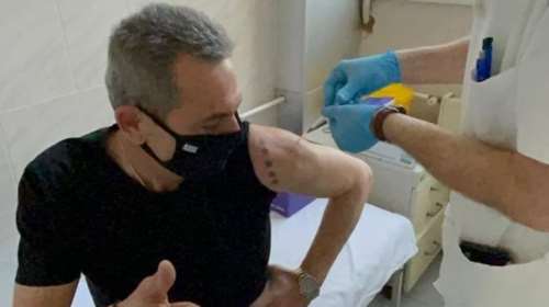 Ο Πάνος Καμμένος, αδύνατος και με τατουάζ στο μπράτσο, πήγε στη Σερβία και εμβολιάστηκε με Sputnik