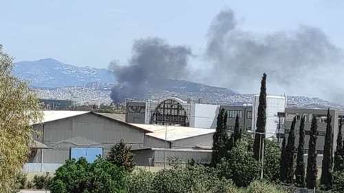 Συναγερμός στην Πυροσβεστική: Πυρκαγιά σε αποθηκευτικό χώρο στον Βοτανικό [εικόνες]