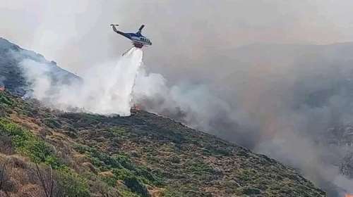 Μεγάλη φωτιά στην Ικαρία: Εκκενώσεις με πλωτά του Λιμενικού - 16 άτομα απομακρύνθηκαν - Μήνυμα από το 112