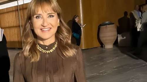 Μάρα Ζαχαρέα: Mε δαντελένια κόκκινη δημιουργία σε λαμπερό πάρτι