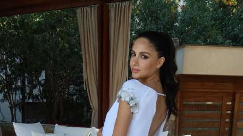 Αλεξάνδρα Νίκα: Φωτογραφίζει τον γιο της, Βασίλη, μπροστά από το Προεδρικό Μέγαρο - Με ριγέ ολόσωμο μπουφάν