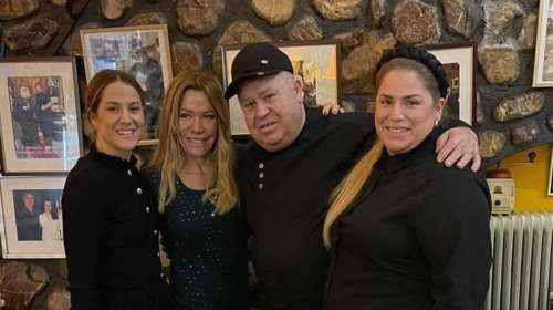 Μαριάννα Λάτση: Χαλαρή, σε ταβέρνα στα Μετέωρα με τα δύο παιδιά της, Εριέττα και Φίλιππο [εικόνες]