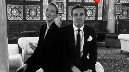 Βίκυ Καγιά: Με ανδρόγυνο look Armani στο κόκκινο χαλί της Μόστρας μαζί με τον Ηλία Κρασσά