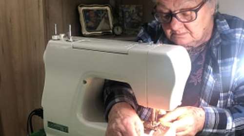 Καταπληκτική 83χρονη γιαγιά ράβει μάσκες για τους γιατρούς της Ρώμης