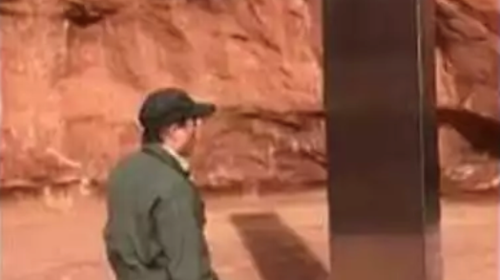 ΗΠΑ: Ενας πελώριος μεταλλικός μονόλιθος &quot;φύτρωσε&quot; στην έρημο της Γιούτα - Απίστευτο περιστατικό