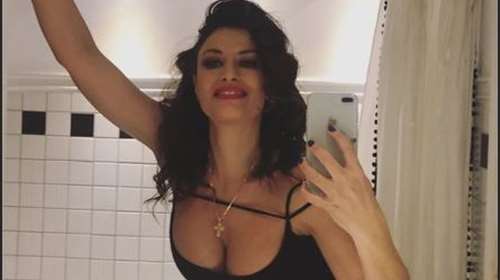 Η Δωροθέα Μερκούρη πιο σέξι από ποτέ με μικρό μαύρο φόρεμα [Εικόνες]