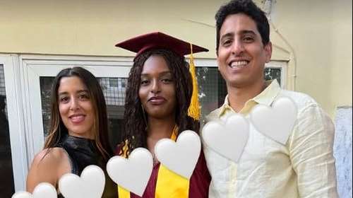 Μαρίνα Σάττι: Περήφανη μαζί με τον αδερφό της στην τελετή αποφοίτησης της αδερφής της [εικόνες]