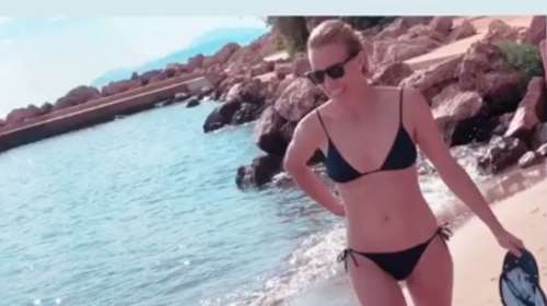 Βίκυ Καγιά: &quot;Κυνηγάει&quot; τα παιδιά της στη θάλασσα με ένα μικρό μαύρο μπικίνι - Έτσι είναι το σώμα της χωρίς ρετούς [Εικόνες]