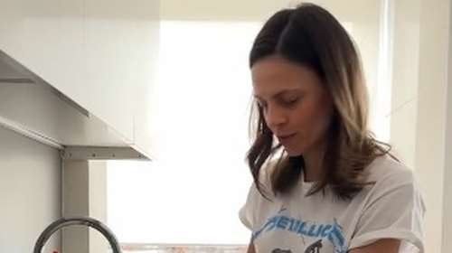 Η Έφη Αχτσιόγλου όπως δεν την έχουμε ξαναδεί – Με... t-shirt Metallica στην πρώτη εμφάνισή της στο TikTok [βίντεο]