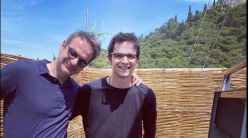 Το παραδοσιακό Πάσχα του Κυριάκου Μητσοτάκη με την οικογένειά του (φωτο)