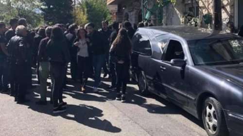 Θρήνος στην κηδεία του Γιώργου Ξυλούρη: Τελευταίο αντίο λίγο μετά τη βάφτιση του παιδιού του