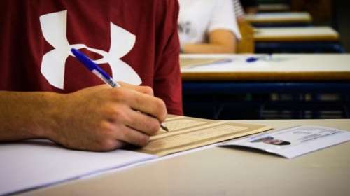 Ανοικτό το ενδεχόμενο παράτασης της σχολικής χρονιάς και μετάθεσης των Πανελλαδικών