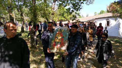 Ποιος κορονοϊός; Στη Σιάτιστα δεκάδες κόσμου βρέθηκαν σε λιτανεία εικόνας (φωτο, video)