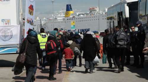 Μεταφέρθηκαν από τη Μυτιλήνη στην Μαλακάσα οι πρώτοι 436 μετανάστες