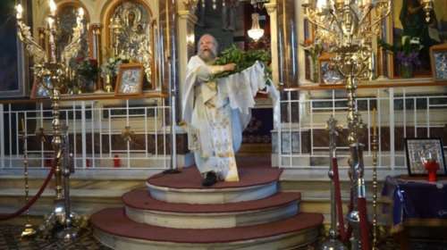 Συνελήφθη ο "ιπτάμενος ιερέας" της Χίου - Λειτουργούσε με ανοιχτές τις πόρτες (video)