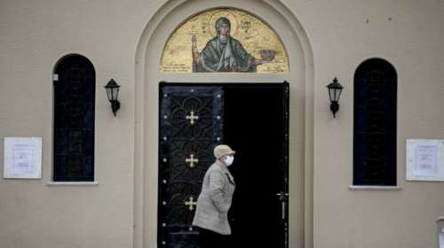 Σχηματίστηκαν δικογραφίες για τη Θεία Μετάληψη σε Κουκάκι και Κέρκυρα παρά την απαγόρευση