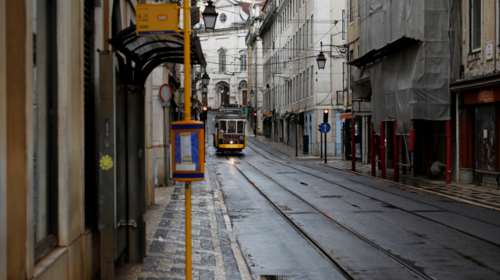 Πορτογαλία: Πιθανή η υποχρεωτική χρήση μάσκας στα μέσα μεταφοράς - Περιορισμοί και στις παραλίες