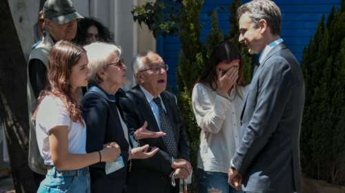 Marfin: Ο Μητσοτάκης ζήτησε να κλείσουν οι κάμερες για να μιλήσει με τους συγγενείς των θυμάτων