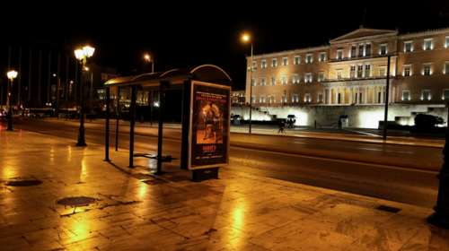 Έρημη πόλη η Αθήνα το Σαββατόβραδο λόγω κορονοϊού [εικόνες]
