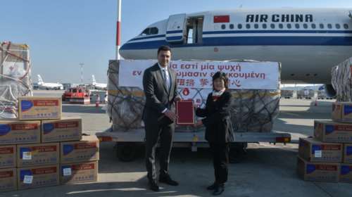 Η Κίνα έστειλε 500.000 μάσκες στην Ελλάδα - Τις παρέλαβε ο Κικίλιας [Εικόνες]