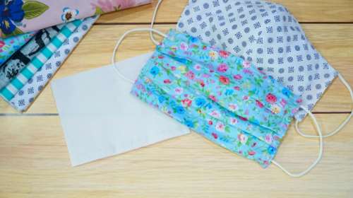 Οδηγίες από τον ΕΟΔΥ για το πως μπορείτε να φτιάξετε μάσκα μόνοι σας