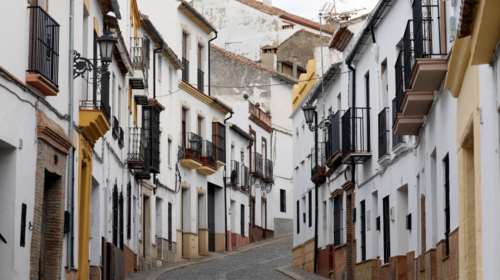 Σε κατ&#39; οίκον περιορισμό οι Ισπανοί - 2.000 νέα κρούσματα και 100 νεκροί σε ένα 24ωρο