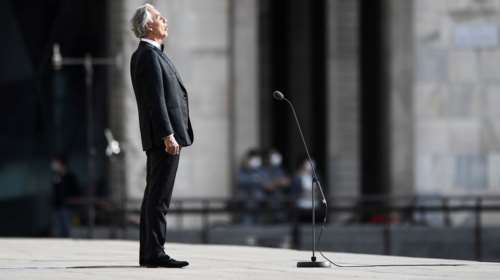Ακουστε τον Αντρέα Μποτσέλι που τραγούδησε στον άδειο ναό του Duomo στο Μιλάνο [βίντεο]