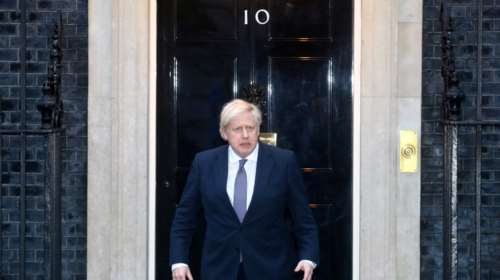 Ο Μπόρις Τζόνσον έδωσε στο νεογέννητο γιο του το όνομα των δύο γιατρών του στην Εντατική [εικόνα]