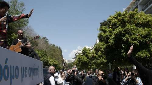 Η Άλκηστις Πρωτοψάλτη τραγουδά πάνω σε φορτηγό - &quot;Καντάδα&quot; στον πρωθυπουργό έξω από το Μαξίμου!