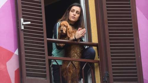 Οι Ιταλοί χειροκροτούν από τα μπαλκόνια γιατρούς και νοσηλευτικό προσωπικό [Βίντεο]