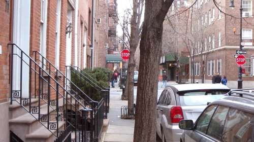 Βρετανοί ερευνητές: Τα πεζοδρόμια των πόλεων είναι πολύ στενά για να τηρείται η απόσταση των 2 μέτρων