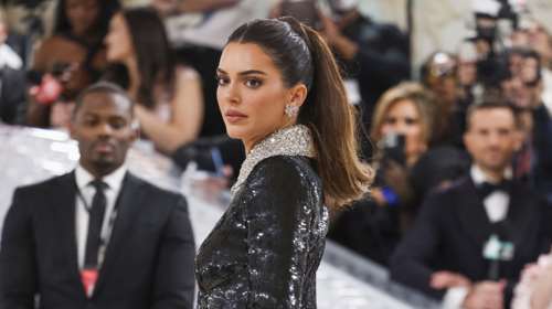 Όλα τα φώτα στην Κένταλ Τζένερ: Λαμπερή και σέξι με glam κορμάκι με παγιέτες και ασορτί μπότες στο κόκκινο χαλί