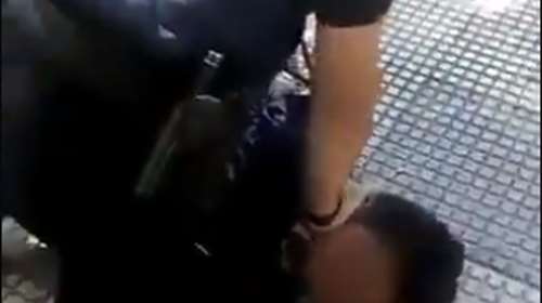 Ισπανία - βίντεο σοκ: Αστυνομικός πατάει στον λαιμό 14χρονο, επειδή δεν φοράει μάσκα