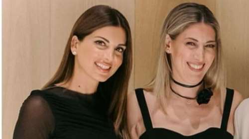 Σταματίνα Τσιμτσιλή: Βραδινή έξοδος με οικονομικό ντραπέ φόρεμα με τούλι από τα Zara