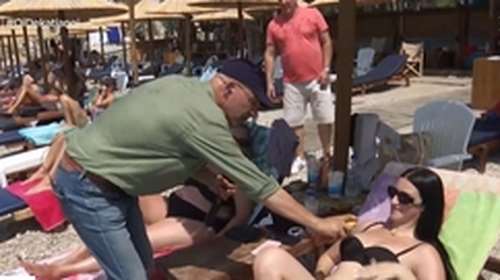 Ο Γιώργος Τσελίκας του ΣΚΑΙ βάζει αντηλιακό σε λουόμενες: &quot;Κάτσατε πολύ στον ήλιο, βάλτε λαδάκι, κοκκινίσατε&quot; [βίντεο]