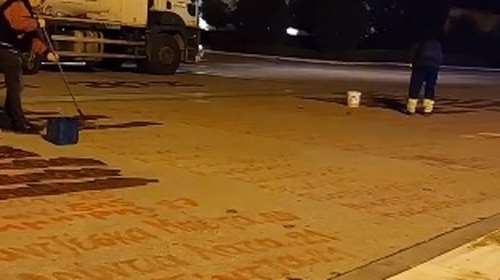 Τέμπη: Εσβησαν τα ονόματα των θυμάτων από το Σύνταγμα – Μεγάλη οργή στα social media [βίντεο]