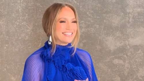 Τζένιφερ Λόπεζ: Η statement εμφάνιση με φόρεμα σολέιγ και θεϊκές μπότες από το ίδιο ύφασμα