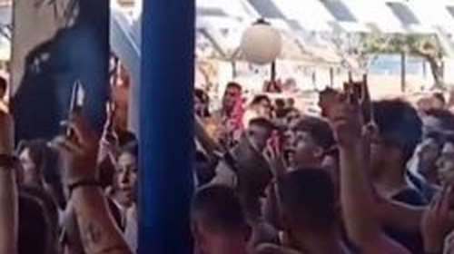 Τρελός συνωστισμός σε beach bar στην Αχαΐα - &quot;Δεν υπάρχει ιός, μόνο πάρτι, μαγκιά και αλκοόλ&quot; [εικόνες - βίντεο]