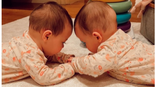 Μπόμπα - Τανιμανίδης: Οι δίδυμες έκαναν take over στο σαλόνι - παιδότοπο με τη σκηνή και τη μπασκέτα