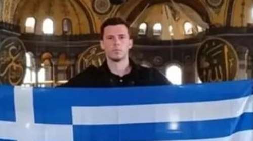 Aνοιξε τη σημαία στην Αγία Σοφία: &quot;Αγαπημένη μου Πόλη πάντα ελληνική&quot; - &quot;Σου έλειψε το κολύμπι γείτονα;&quot; απαντούν οι Τούρκοι