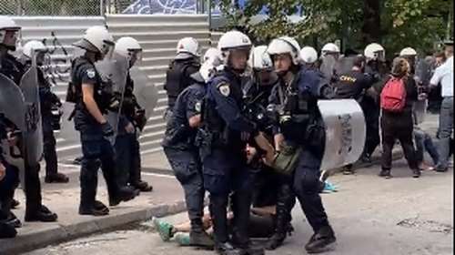 Ενταση στα Εξάρχεια μπροστά από το εργοτάξιο του μετρό για ένα άγαλμα: Δύο συλλήψεις και πέντε προσαγωγές [βίντεο]