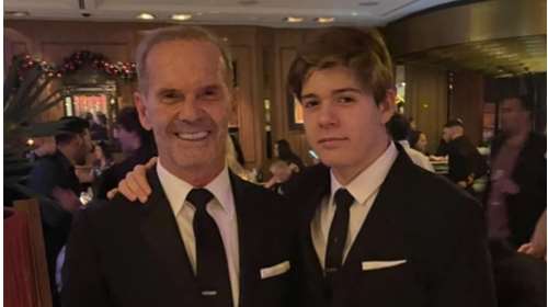 Μάξιμος Κωστόπουλος: Στόλισε το πολύχρωμο χριστουγεννιάτικο δέντρο του πατέρα του