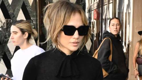 Τζένιφερ Λόπεζ: Στους δρόμους του L.A. με πουέντ μπαλέτου και Gucci πουλόβερ με φιόγκο
