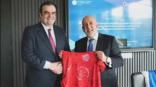 Ο Πιερρακάκης χάρισε φανέλα του Πανιωνίου στον Κεντρικό Τραπεζίτη της Ιρλανδίας: Ο απίστευτος λόγος